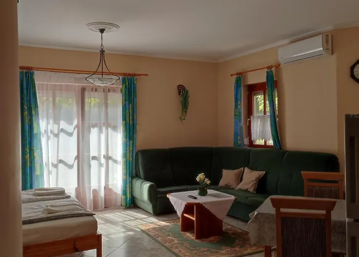 Marika Apartmanhaz شقة زلاكاروس